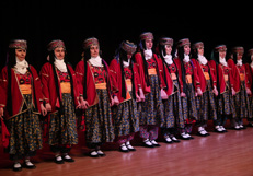 8 Martta Sahne Kadinlarin 15