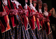 8 Martta Sahne Kadinlarin 16