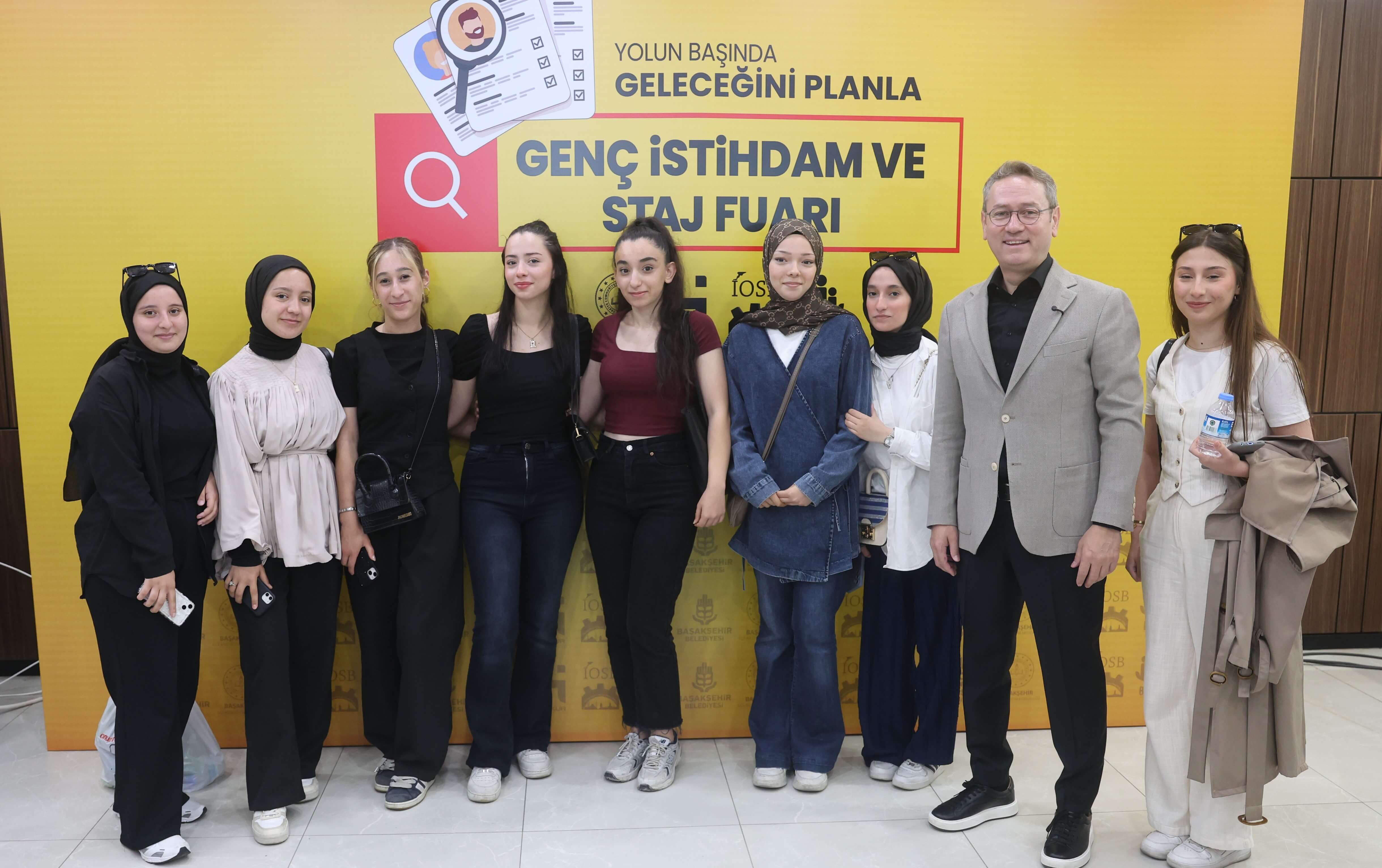 BAŞAKŞEHİRLİ GENÇLER GELECEKLERİNİ BUGÜNDEN PLANLIYOR